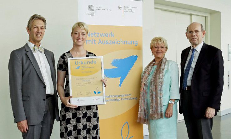 Auszeichnung auf dem Agendakongress:(v.l. Prof. Dr. Gerhard de Haan, Anika Meenken, Kornelia Haugg, Walter Hirche) © Thomas Koehler/ photothek.net